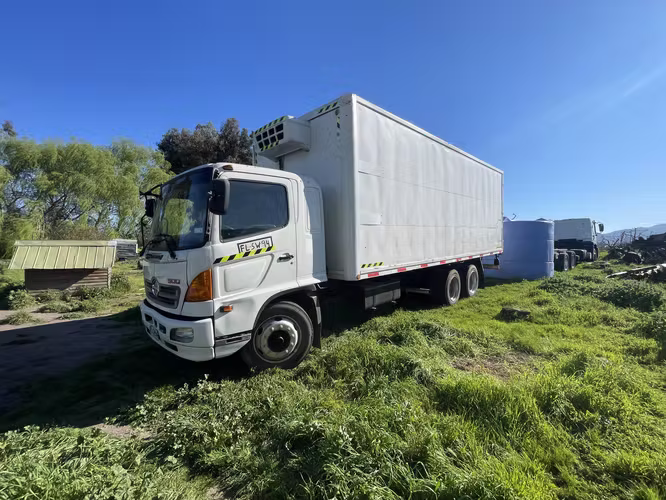 Hino 500 frigorífico/refrigerado, 24 bins, Doble puente 6x2.