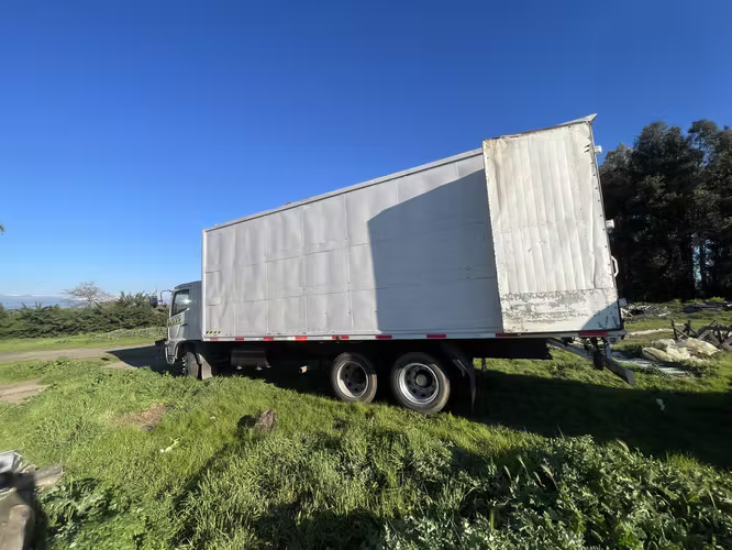 Hino 500 frigorífico/refrigerado, 24 bins, Doble puente 6x2.