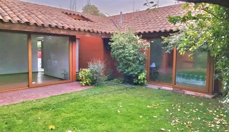 Remodelada ,impecable,3D, 2B + serv, , jardín, en pasaje - Imagen 2