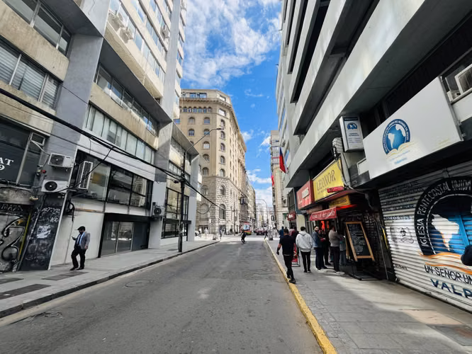 Vass Arrienda Amplio Local En El Centro De Valparaiso - Imagen 1