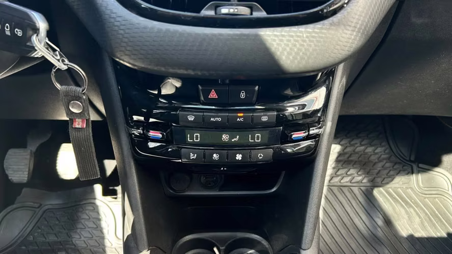 Peugeot 208 ALLURE PACK 1.6 BLUEHDI 100HP MT (2019)