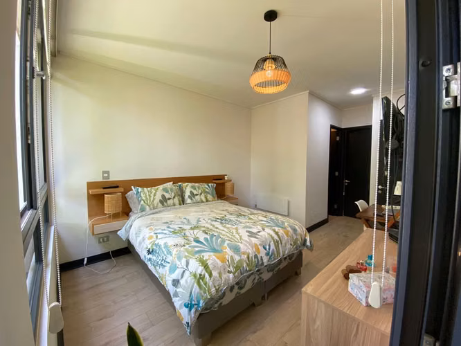 Repaldo cama de 2 plazas con veladores integrados