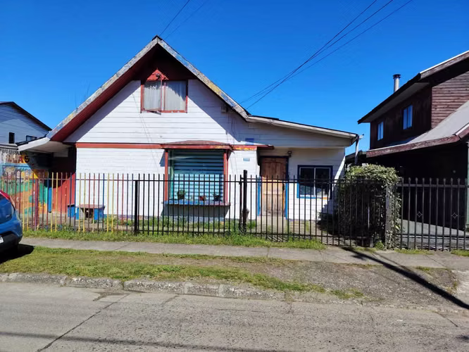 Moderna Casa en Barrio Tranquilo y Seguro (182987)