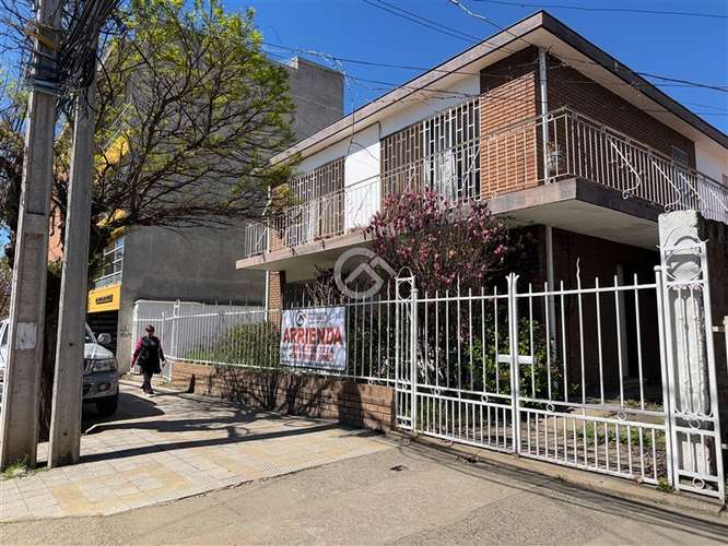 Amplia Casa en Inmejorable Ubicación Comercial.