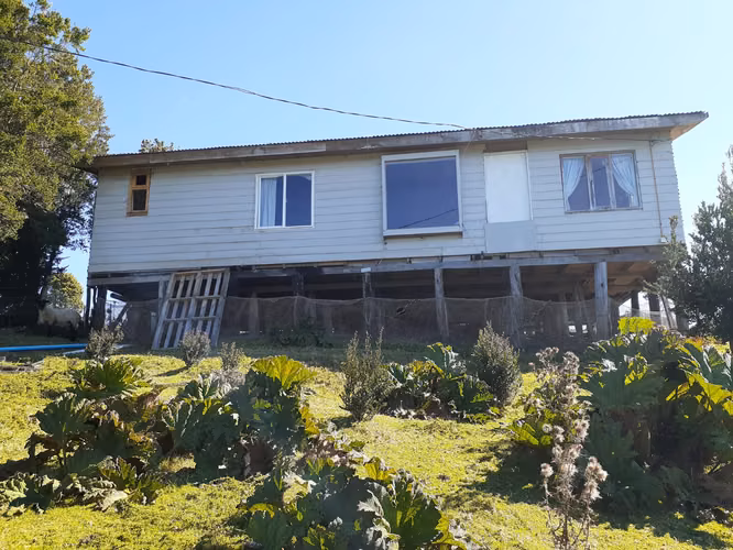 TERRENO DE 2.016 M2, CON 2 CASAS HABITACIÓN- COMUNA QUELLÓN.