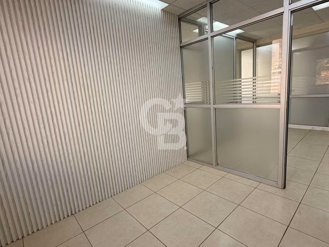 Oficina Amplia Edificio Las Empresas