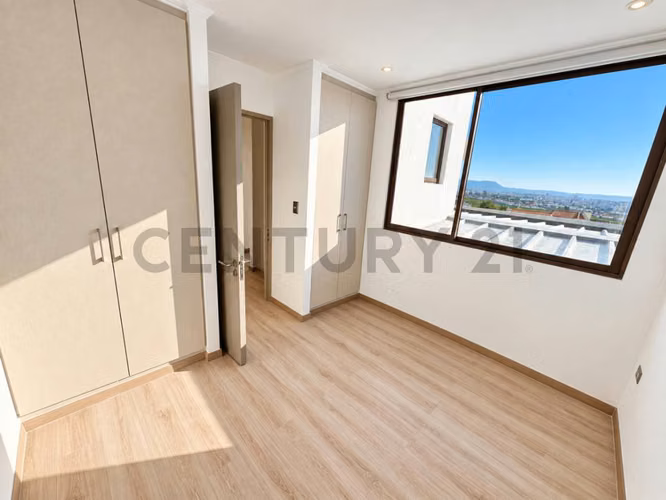 Se arrienda casa mediterránea en condominio privado