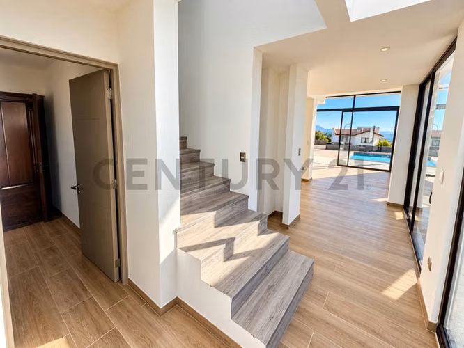 Se arrienda casa mediterránea en condominio privado