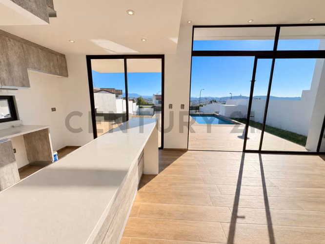Se arrienda casa mediterránea en condominio privado