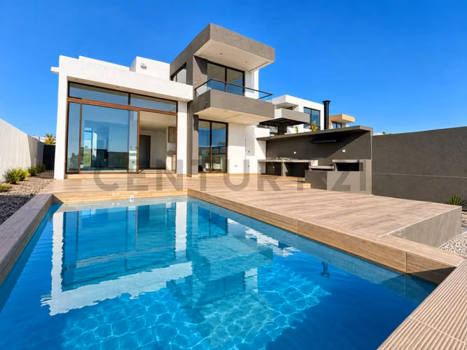 Se arrienda casa mediterránea en condominio privado