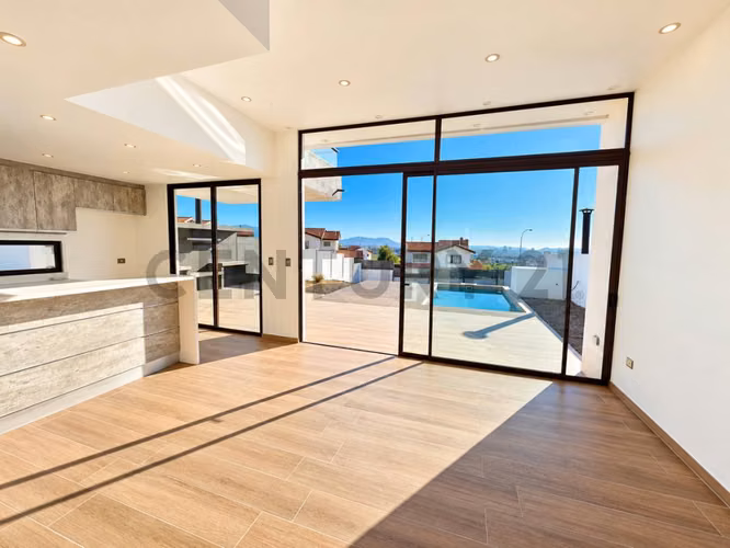 Se arrienda casa mediterránea en condominio privado