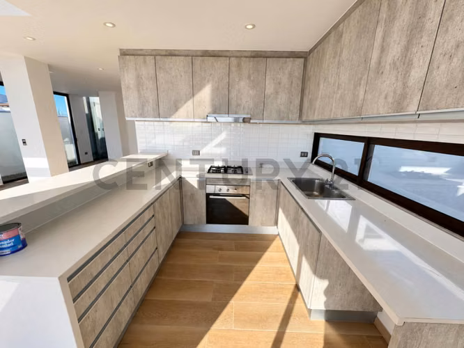 Se arrienda casa mediterránea en condominio privado