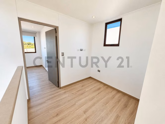 Se arrienda casa mediterránea en condominio privado