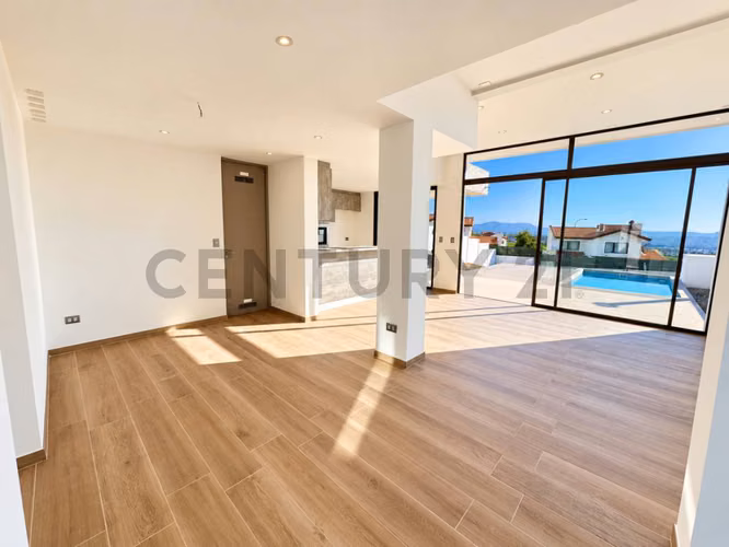 Se arrienda casa mediterránea en condominio privado