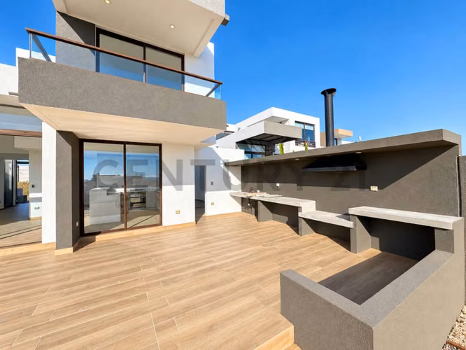 Se arrienda casa mediterránea en condominio privado