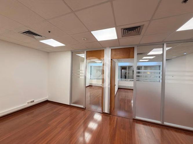 Oficina amplia, iluminada y remodelada