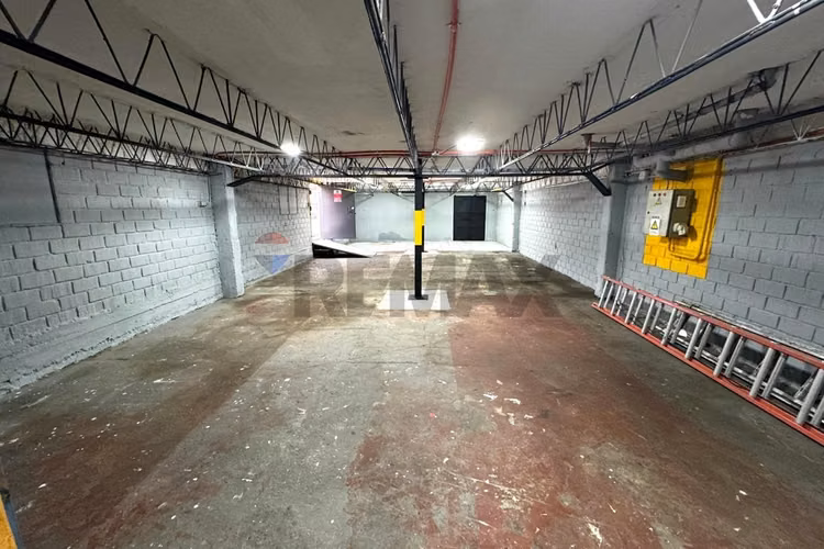 Oficina de 92 m2 + bodega de 84 m2 + 2 estac.
