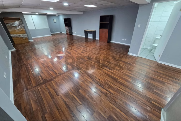 Oficina de 92 m2 + bodega de 84 m2 + 2 estac.