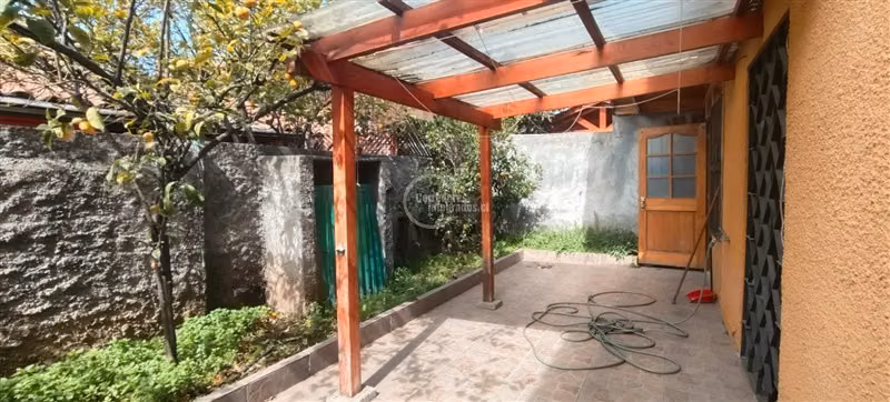 Casa con jardín y gran potencial en Macul 3D + 2B