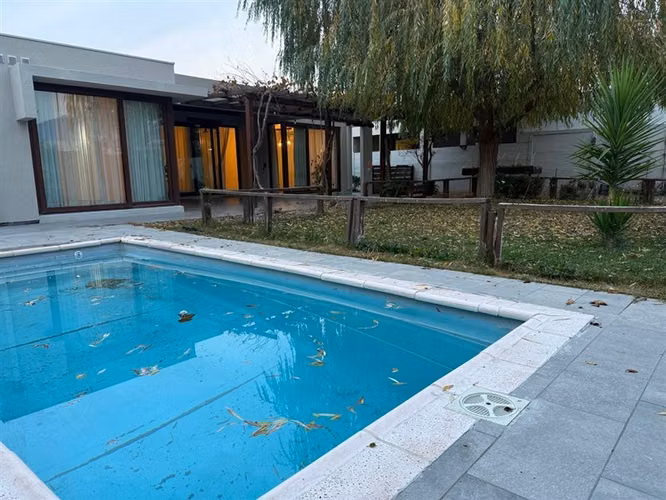 Casa en arriendo con Piscina Santa Elena Ecourbe