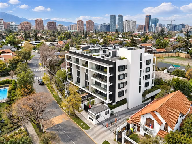 DUPLEX en venta de 2 dormitorios en Vitacura con jardin.
