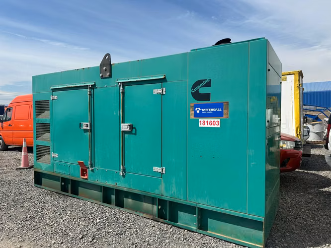 GENERADOR CUMMINS CABINADO EN EXELENTES CONDICIONES  MODELO C400D5 400KVA DE CAPACIDAD  HOROMETRO 5.624  AÑO 2022