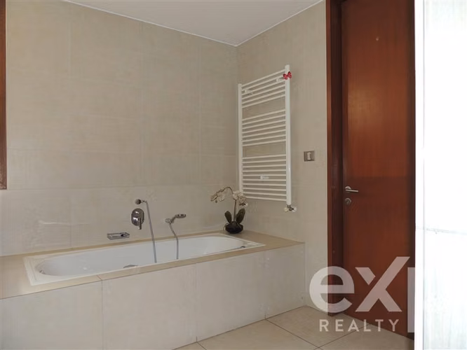Impecable Casa en Arriendo de 4 Dorm.+Serv. Colegio Alemán - Imagen 12