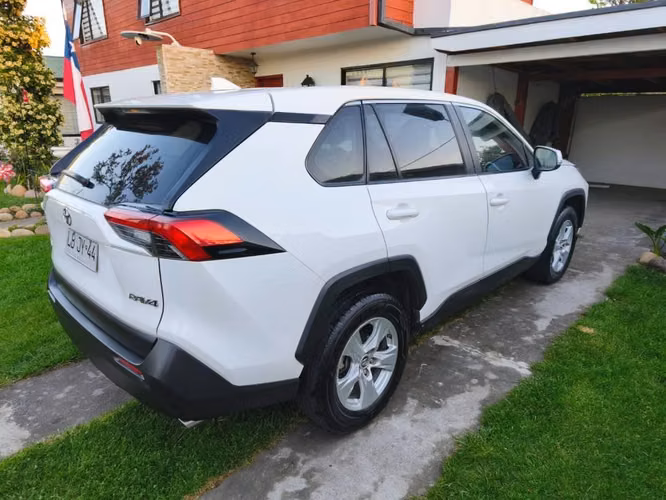 Se vende auto rav 4 le 2.0  usado