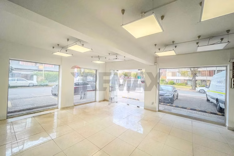 Local en las condes: ubicación y espacio perfectos - Imagen 16