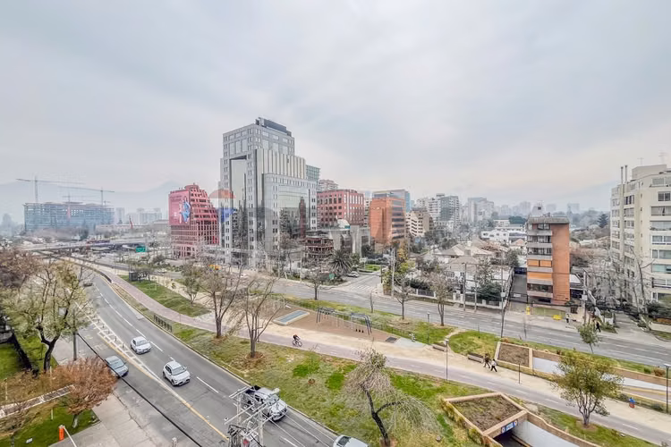 Amplio departamento renovado en las condes - Imagen 11