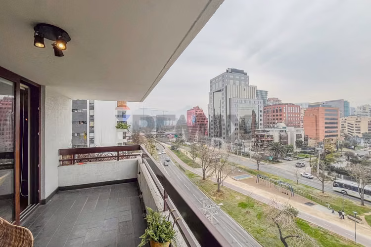 Amplio departamento renovado en las condes - Imagen 10