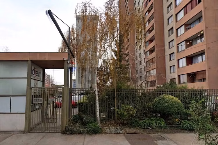 Depto en condominio cercano a av independencia