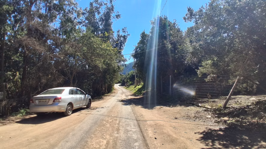 Se vende una hectárea junto al estero el Maqui, cabaña 3d 1b, agua y luz