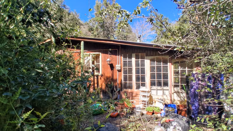 Se vende una hectárea junto al estero el Maqui, cabaña 3d 1b, agua y luz