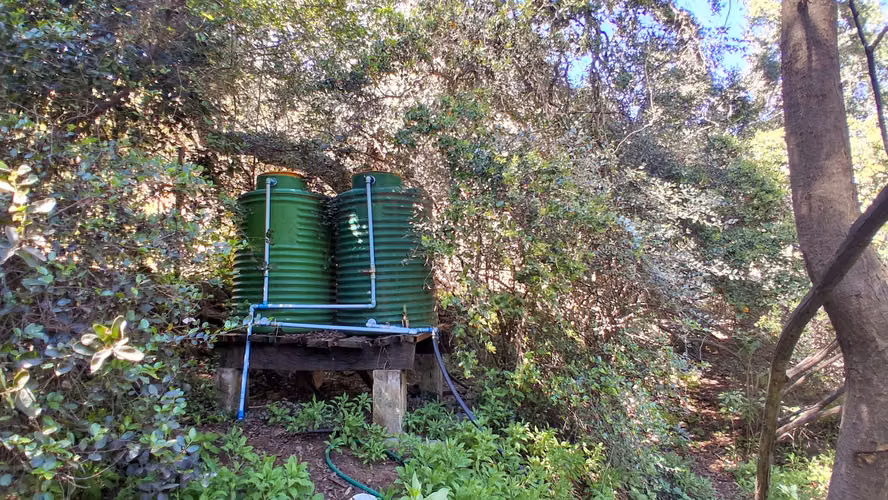 Se vende una hectárea junto al estero el Maqui, cabaña 3d 1b, agua y luz