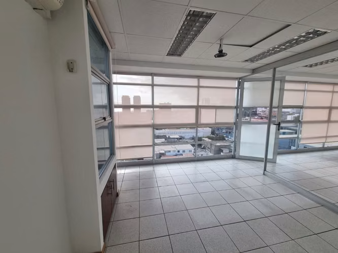Se arrienda oficina Planta Libre con 1 privado, 1 Kitchenette 1 B + 1 Bog. y 1 Est. a 800.000 + GGCC