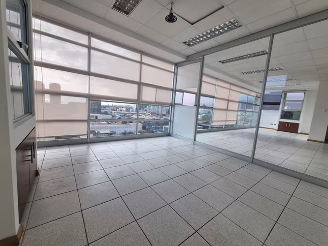 Se arrienda oficina Planta Libre con 1 privado, 1 Kitchenette 1 B + 1 Bog. y 1 Est. a 800.000 + GGCC