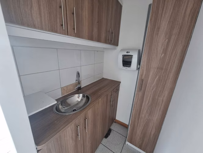 Se arrienda oficina Planta Libre con 1 privado, 1 Kitchenette 1 B + 1 Bog. y 1 Est. a 800.000 + GGCC