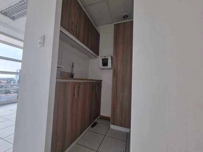 Se arrienda oficina Planta Libre con 1 privado, 1 Kitchenette 1 B + 1 Bog. y 1 Est. a 800.000 + GGCC