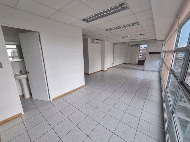 Se arrienda oficina Planta Libre con 1 privado, 1 Kitchenette 1 B + 1 Bog. y 1 Est. a 800.000 + GGCC