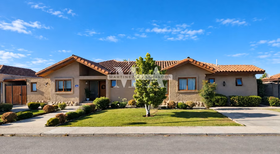  Vende Casa 5D 4B + 5 Est. + Piscina Bosques de Chena Maipú