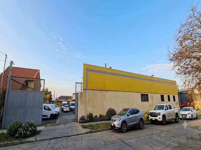 Potencia eléctrica industrial garantizada. Propiedad con instalación certificada SEC de 18,03 kW y empalme normalizado por Enel. Energía totalmente lista para la exigencia del negocio
