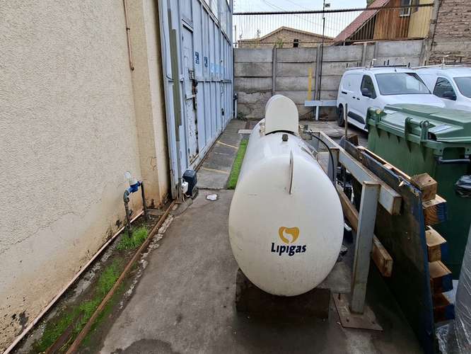 Potencia eléctrica industrial garantizada. Propiedad con instalación certificada SEC de 18,03 kW y empalme normalizado por Enel. Energía totalmente lista para la exigencia del negocio