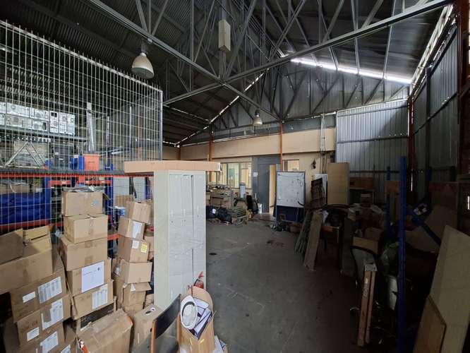 Potencia eléctrica industrial garantizada. Propiedad con instalación certificada SEC de 18,03 kW y empalme normalizado por Enel. Energía totalmente lista para la exigencia del negocio