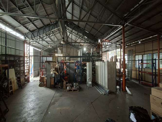 Potencia eléctrica industrial garantizada. Propiedad con instalación certificada SEC de 18,03 kW y empalme normalizado por Enel. Energía totalmente lista para la exigencia del negocio