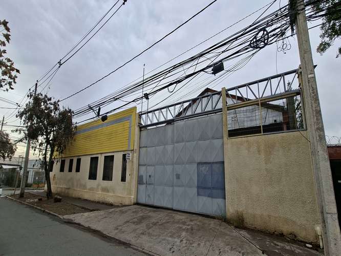 Potencia eléctrica industrial garantizada. Propiedad con instalación certificada SEC de 18,03 kW y empalme normalizado por Enel. Energía totalmente lista para la exigencia del negocio