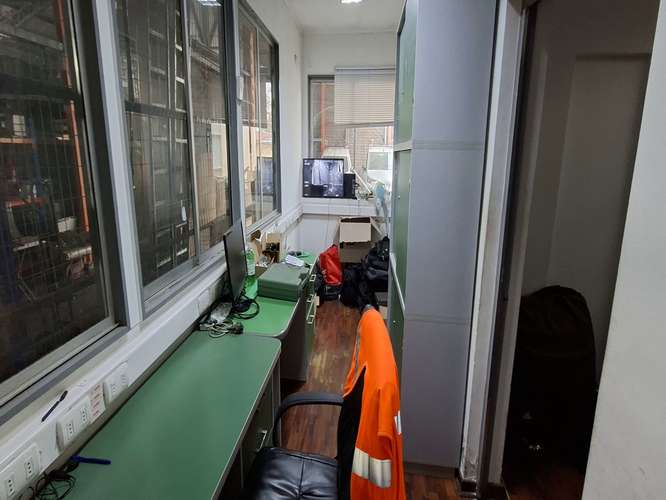 Potencia eléctrica industrial garantizada. Propiedad con instalación certificada SEC de 18,03 kW y empalme normalizado por Enel. Energía totalmente lista para la exigencia del negocio