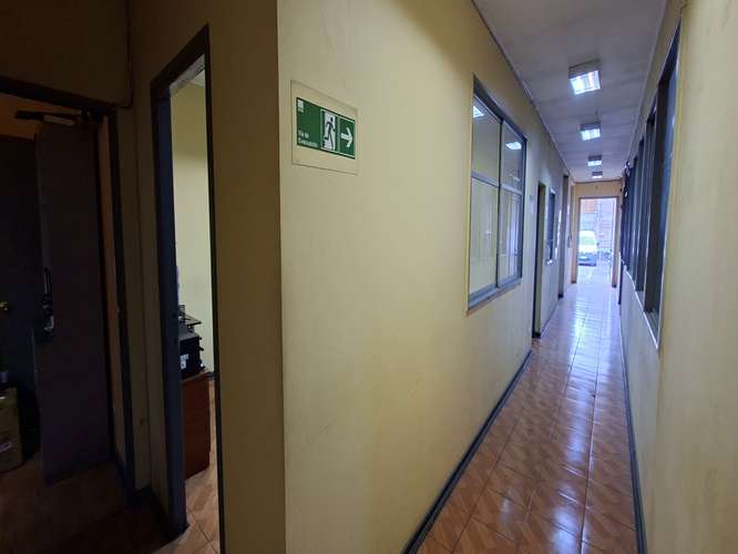 Potencia eléctrica industrial garantizada. Propiedad con instalación certificada SEC de 18,03 kW y empalme normalizado por Enel. Energía totalmente lista para la exigencia del negocio