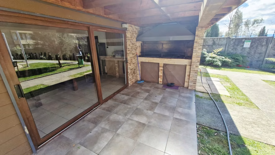 ¡VENDO DEPARTAMENTO  CON VISTA AL LAGO – VILLARRICA! AMOBLADO - Imagen 12