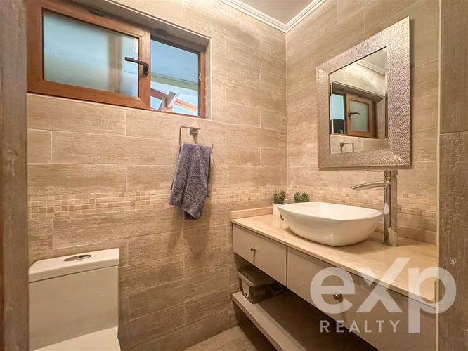 Casa amplia en venta con piscina, quincho, 6 piezas, 2 suite - Imagen 31